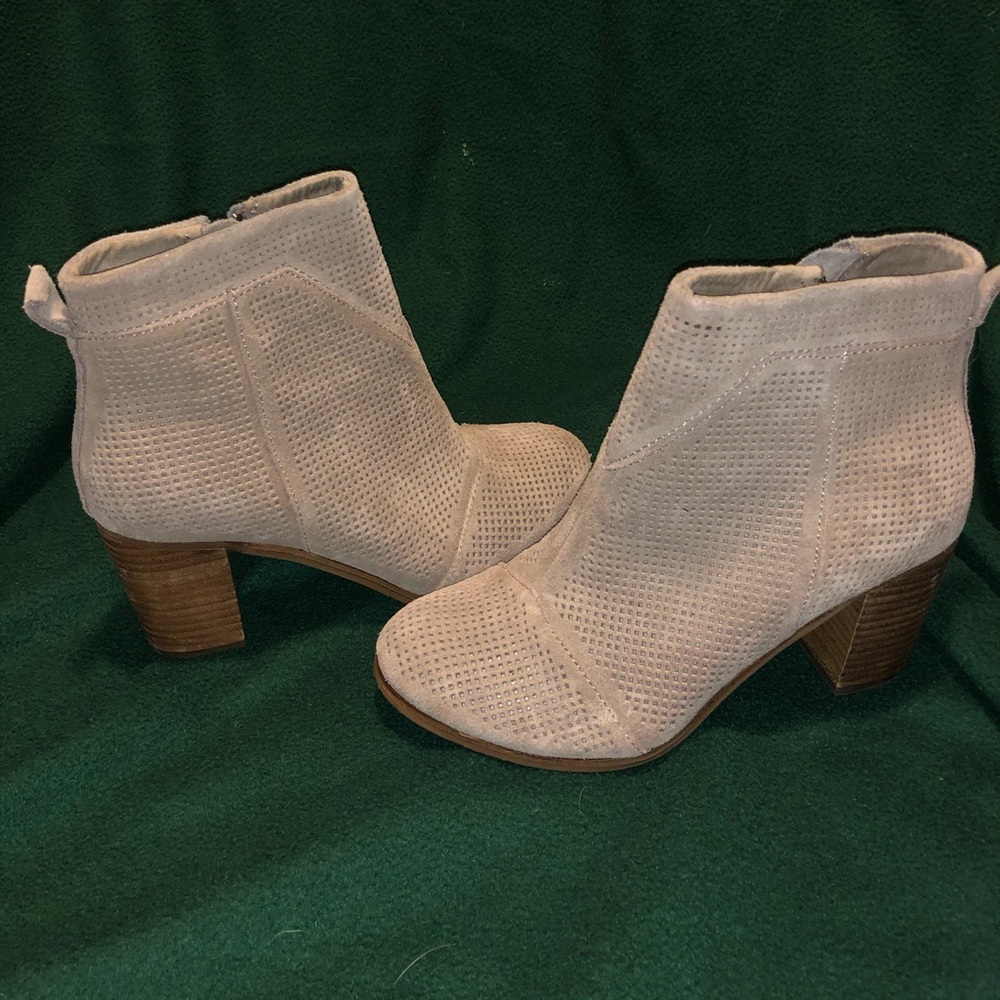 Toms suede, heeled booties. Perfect for fall! EUC